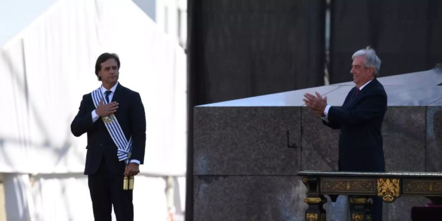 Luis Lacalle Pou (l.) beim Amtseid in Montevideo