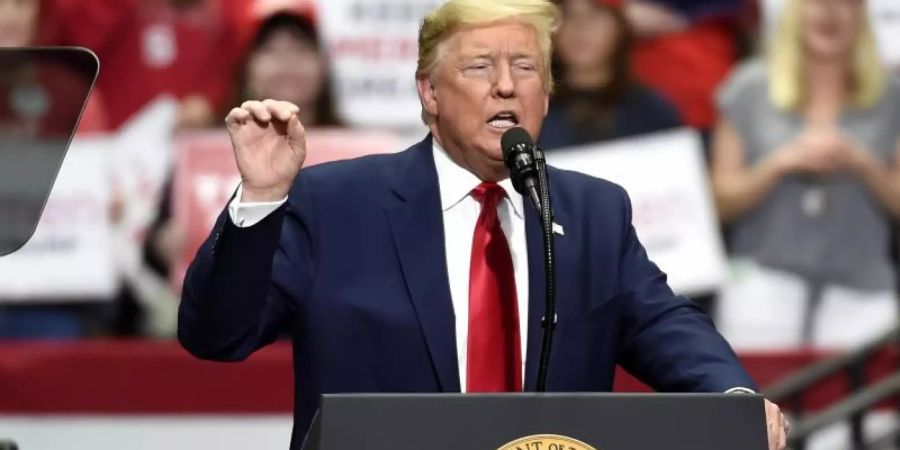 Donald Trump, Präsident der USA, spricht auf einer Wahlkampfkundgebung. Foto: Mike Mccarn/AP/dpa