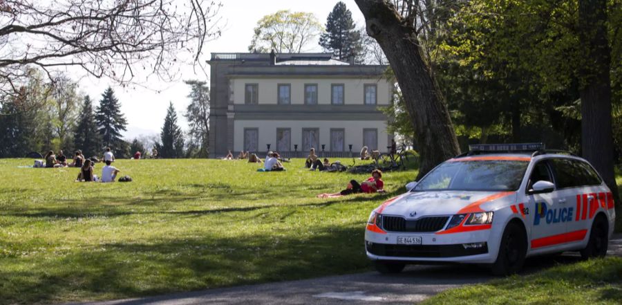 Die Polizei patrouilliert in Genf bei einem Park und stellt sicher, dass sich am Karfreitag alle an die BAG-Regeln halten.