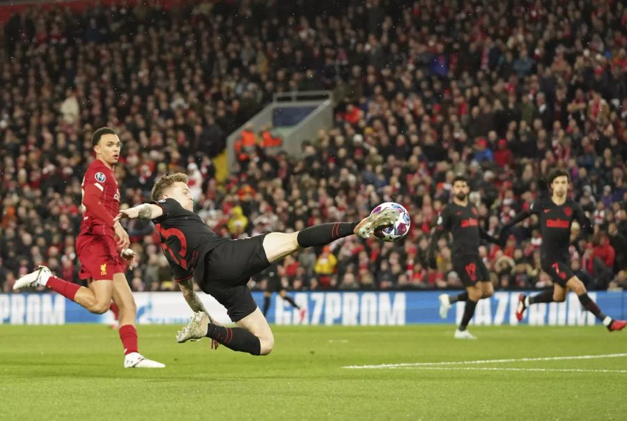 Atleticos Kieran Trippier bringt den Ball artistisch vor das Liverpool-Tor.