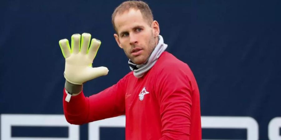Leipzig-Keeper Peter Gulacsi hält seinen Konkurrenten Manuel Neuer für den Besten «der vergangenen zehn Jahre». Foto: Jan Woitas/dpa-Zentralbild/dpa
