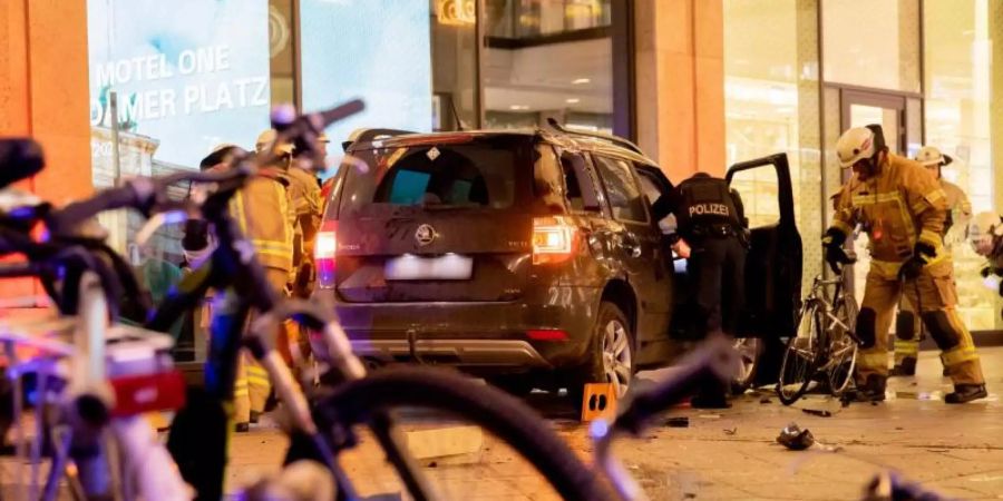 Das Auto steht vor der Mall of Berlin, nachdem es von Feuerleuten aufgerichtet wurde. Foto: Christoph Soeder/dpa