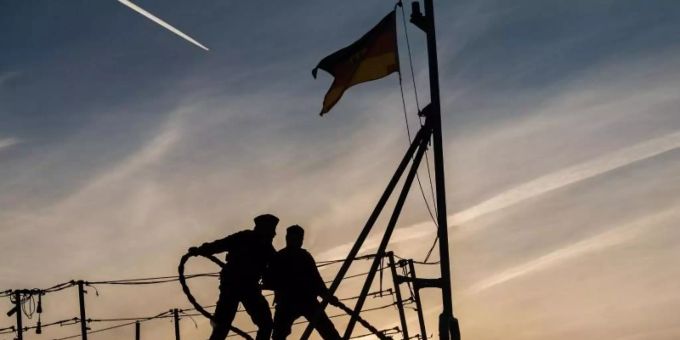 Zwei Marinesoldaten stehen auf dem Bug der Fregatte «Augsburg». Die «Augsburg» lief damals zur Operation «Sophia» aus. Foto: Mohssen Assanimoghaddam/dpa Zwei Marinesoldaten stehen auf dem Bug der Fregatte «Augsburg». Die «Augsburg» lief damals zur Operation «Sophia» aus. Foto: Mohssen Assanimoghaddam/dpa