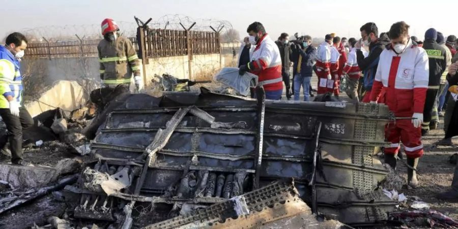 Rettungskräfte bergen Wrackteile der verunglückten ukrainischen Maschine in der Nähe von Teheran. Foto: Ebrahim Noroozi/AP/dpa