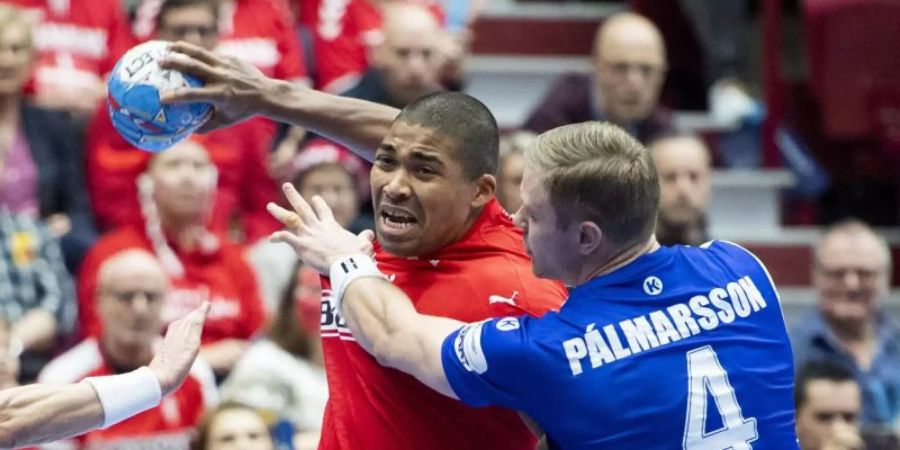 Der Däne Mads Mensah Larsen (l) im Zweikampf mit Islands Aron Palmarsson. Foto: Ludvig Thunman/Bildbyran via ZUMA Press/dpa
