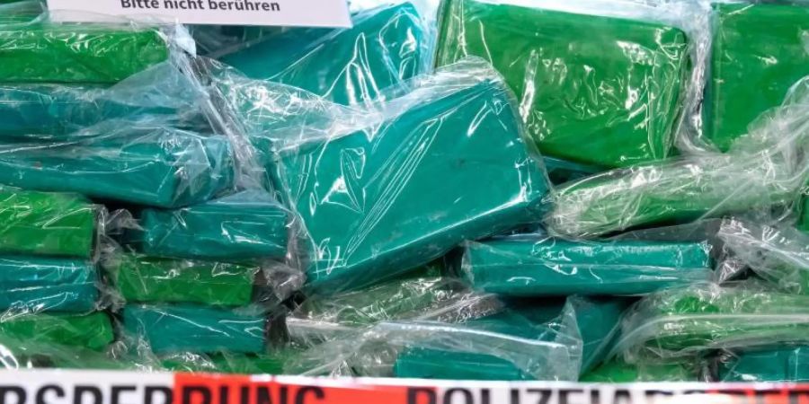 Kokain wird häufig per Schiff oder Flugzeug aus Südamerika geschmuggelt. Foto: Sven Hoppe/dpa