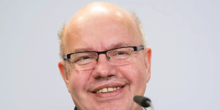 Bundeswirtschaftsminister Peter Altmaier (CDU) auf einer Pressekonferenz von Opel. Foto: Oliver Dietze/dpa