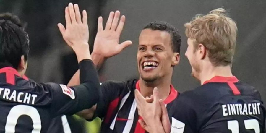 Der Frankfurter Timothy Chandler (m) jubelt nach seinem Treffer zum 1:0 mit seinen Mannschaftskameraden. Foto: Thomas Frey/dpa