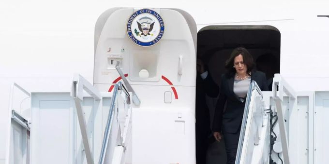 Harris steigt aus der Air Force Two aus Harris steigt aus der Air Force Two aus