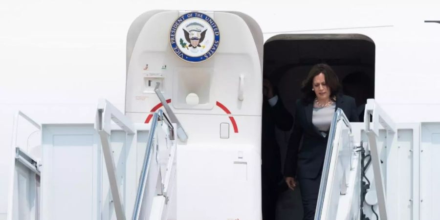 Harris steigt aus der Air Force Two aus