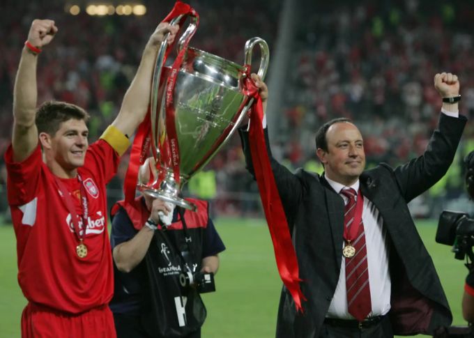 Rafa Benitez bejubelt mit Liverpool-Captain Gerard den Champions-League-Sieg 2005. Benitez