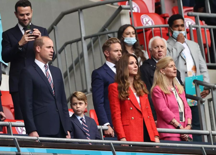 Prinz George sorgte während der Hymne für Schmunzler, als er die Worte zu «God Save the Queen» mitmurmelte.