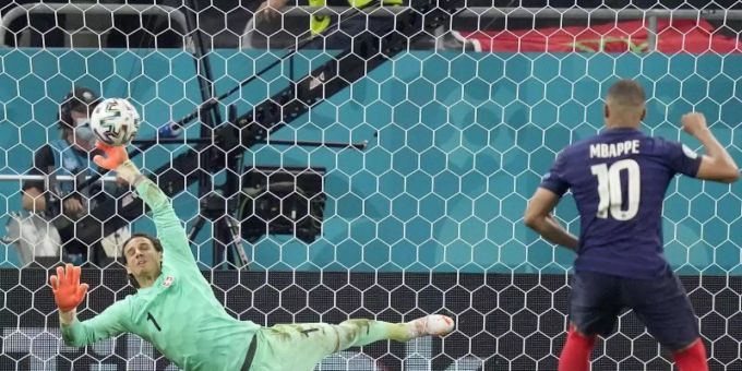 Ausgerechnet Superstar Kylian Mbappe verschiesst den entscheidenden Penalty. Euro 2020