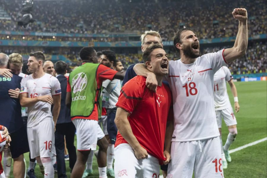 Admir Mehmedi und Xherdan Shaqiri feiern den Sieg über Frankreich im Achtelfinale der Euro 2020. Schaffen die Schweizer im Viertelfinale auch das Wunder von St. Petersburg?