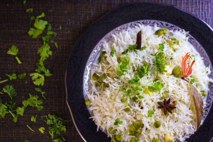 Das Risi e Bisi kann nach Belieben mit Kräutern ergänzt werden. Dann ist es zwar nicht mehr das Originalrezept, schmeckt aber trotzdem. Reis mit Erbsen