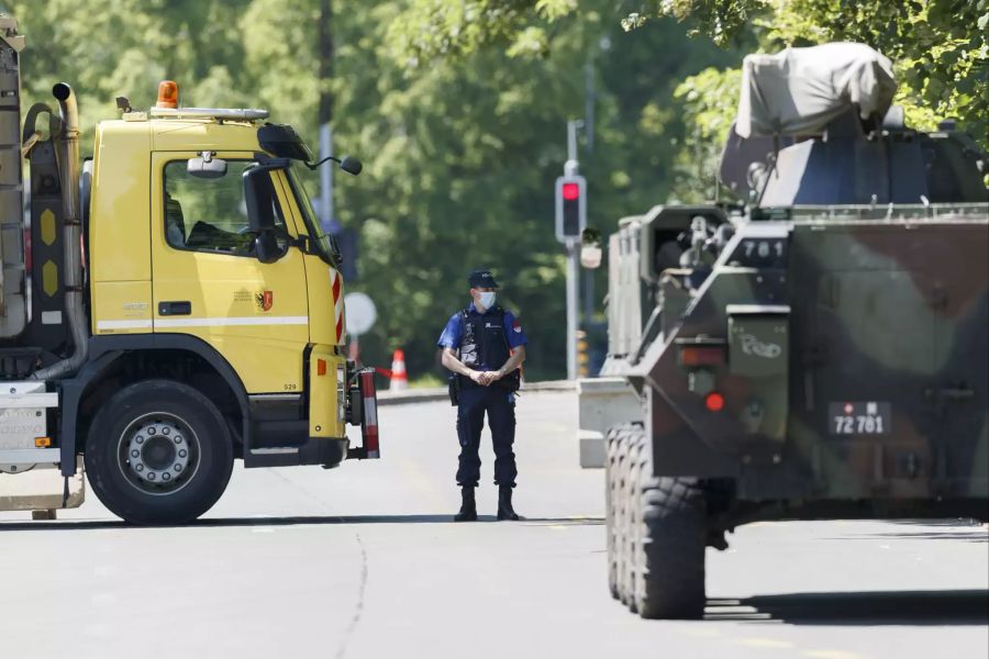 Ein gepanzertes Fahrzeug und ein LKW blockieren den Zugang zum Inter Continental Hotel vor der Ankunft von US-Präsident Joe Biden, Dienstag, 15. Juni 2021, in Genf.