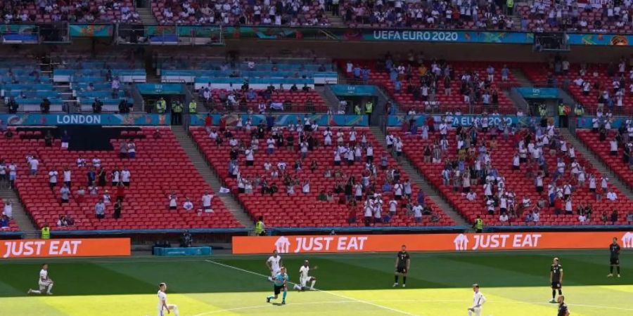 Englands Spieler gehen vor der EM-Partie gegen Kroatien auf die Knie. Foto: Martin Rickett/PA Wire/dpa