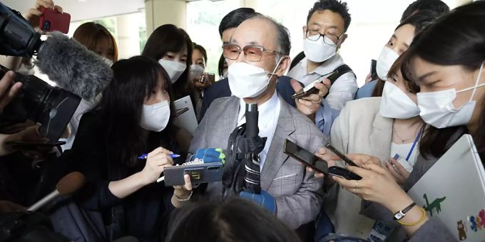 Lim Chul-ho (M), Sohn eines verstorbenen Zwangsarbeiters, spricht zu den Medien vor dem zentralen Bezirksgericht in Seoul. Foto: Ahn Young-Joon/AP/dpa zwangsarbeiter japan südkorea