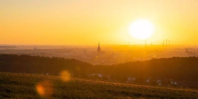 Sonnenaufgang bei Hildesheim in Niedersachsen. Foto: Moritz Frankenberg/dpa schwarzes loch