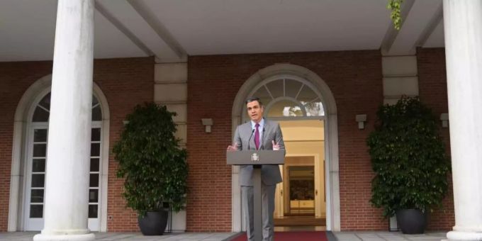 Spaniens Ministerpräsident Pedro Sánchez erklärt die Gründe für die Begnadigungen, die das Kabinett den neun hinter Gittern sitzenden Anführer der Unabhängigkeitsbewegung der Konfliktregion Katalonien gewährt hat. Foto: Paul White/AP/dpa Spaniens Ministerpräsident Pedro Sánchez erklärt die Gründe für die Begnadigungen, die das Kabinett den neun hinter Gittern sitzenden Anführer der Unabhängigkeitsbewegung der Konfliktregion Katalonien gewährt hat. Foto: Paul White/AP/dpa