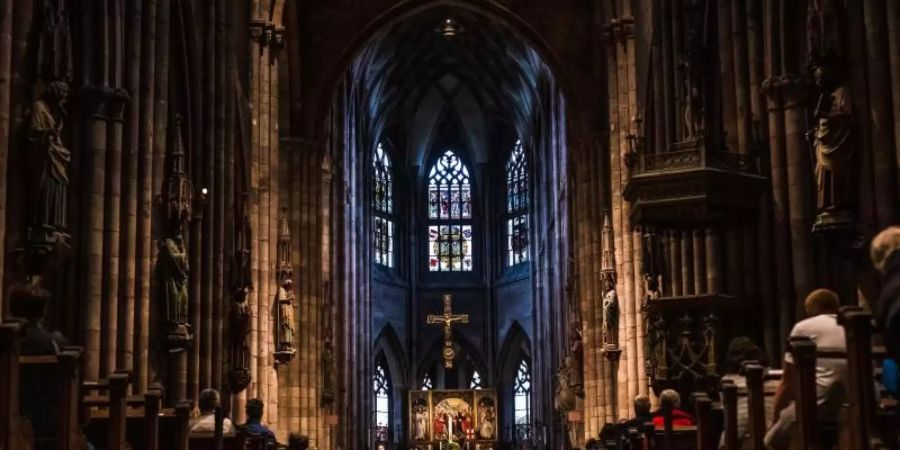 Gottesdienst in einer katholischen Kirche. Unter anderem in Köln gibt es seit Monaten eine Welle von Kirchenaustritten. (Symbolbild). Foto: Philipp von Ditfurth/dpa