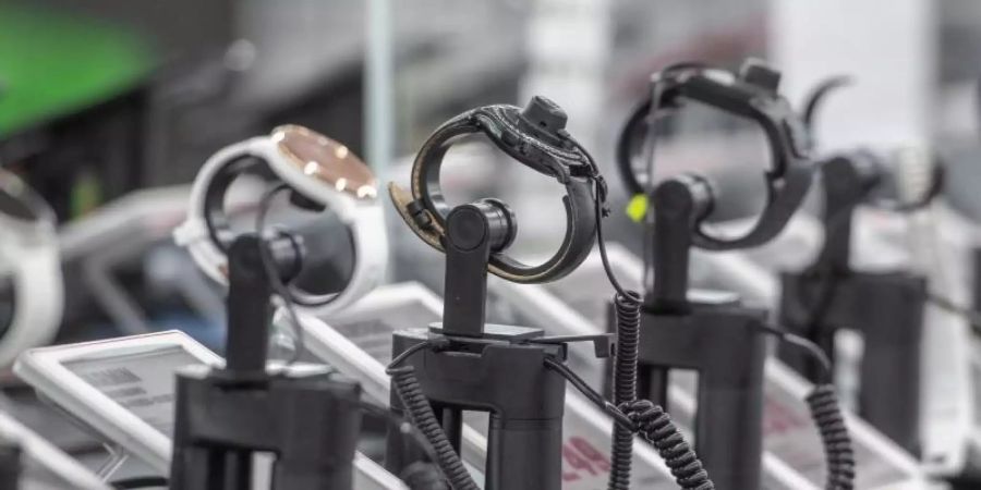 Uhren in einem der Elektromarkt. Bei Geräten mit digitalen Elementen wie Tablets oder Smartwatches gilt künftig eine Update-Pflicht. Foto: Armin Weigel/dpa