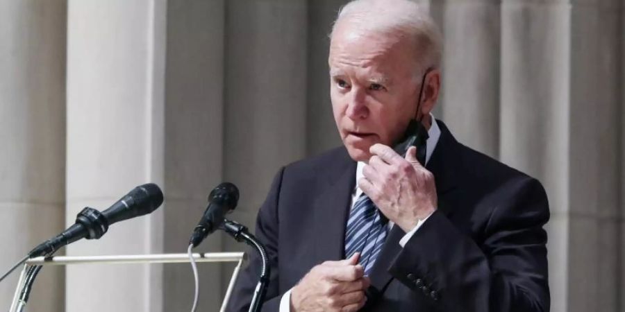 Angesichts der zunehmenden Gewalt in den USA sagt US-Präsident Joe Biden Waffenhändlern den Kampf an. Foto: Oliver Contreras/Pool Sipa USA/AP/dpa