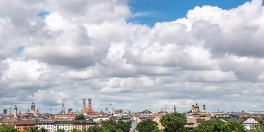 Wolken und ein kleines Stück blauer Himmel über München. Foto: Matthias Balk/dpa
