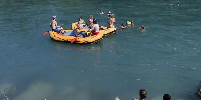 Die Kantonspolizei Bern weist darauf hin, dass es zurzeit aufgrund des hohen Wasserpegels gefährlich ist, sich zum Schwimmen oder mit einem Gummiboot in die Aare zu begeben. (Archivbild) Gummibot Aare böötle