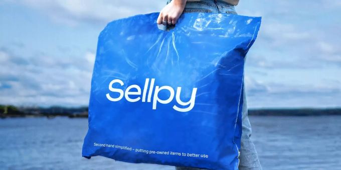 Eine Person hält eine Sellpy-Einkaufstasche in der Hand. Sellpy