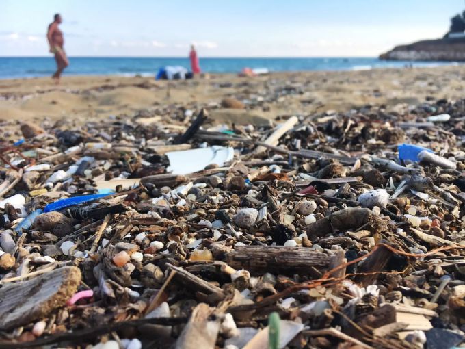 Ein Sandstrand bei Avola in Sizilien überschwemmt mit vielen kleinen und kleinsten Plastikteilchen. Plastikmüll