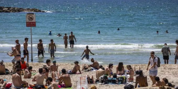 Menschen verbringen den Tag in der Sonne am Strand von Tel Aviv. Foto: Ilia Yefimovich/dpa Menschen verbringen den Tag in der Sonne am Strand von Tel Aviv. Foto: Ilia Yefimovich/dpa