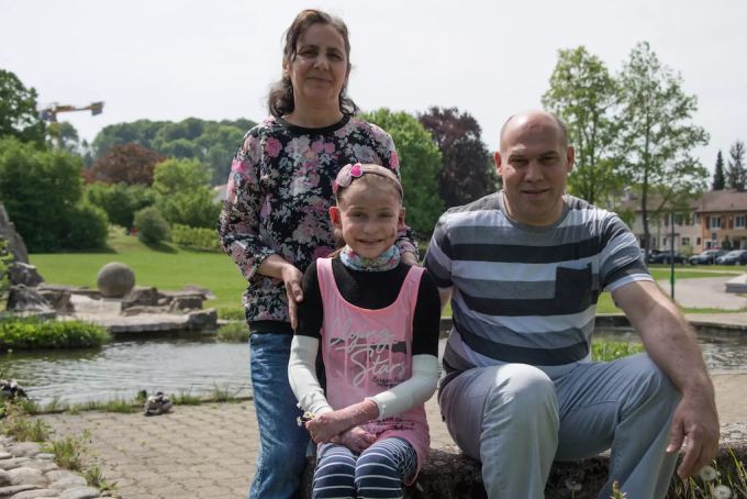 Trotz zahlreicher Herausforderungen lässt sich die Familie nicht entmutigen. «Irgendwie geht es immer», sagt Vater Yasar. Sevin mit Eltern