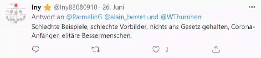 Via Twitter wird der maskenlose Auftritt von Bundesrat und Parteien heftig kritisiert.