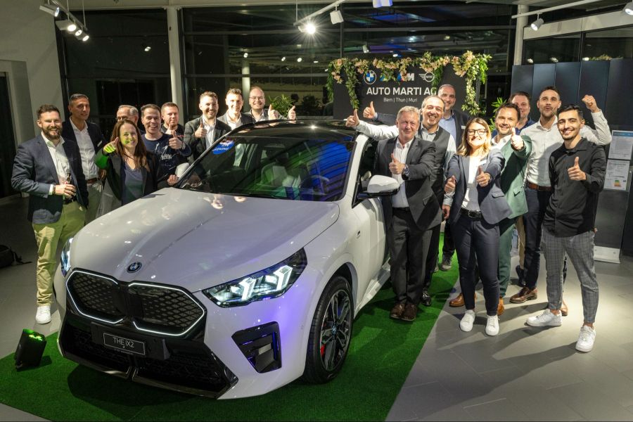 Der BMW iX2 im Fokus - das Team von Auto Marti in Niederwangen berät Sie gerne.