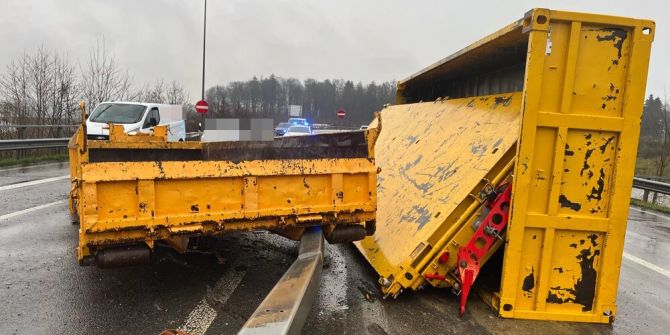 Lastwagen verlor Mulden