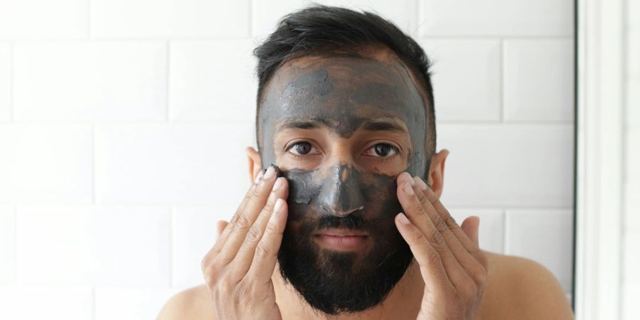 Eine Schlamm-Maske reinigt die Poren und hinterlässt ein reines Hautgefühl.