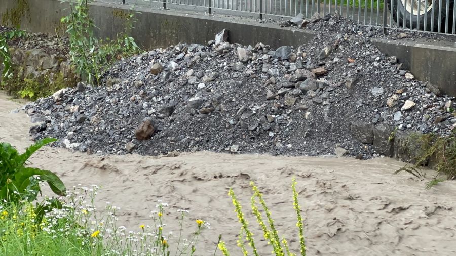 55 Feuerwehrleute stehen im Einsatz.