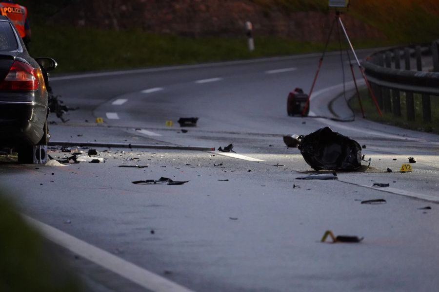 Der Töff-Fahrer verstarb noch auf der Unfallstelle.