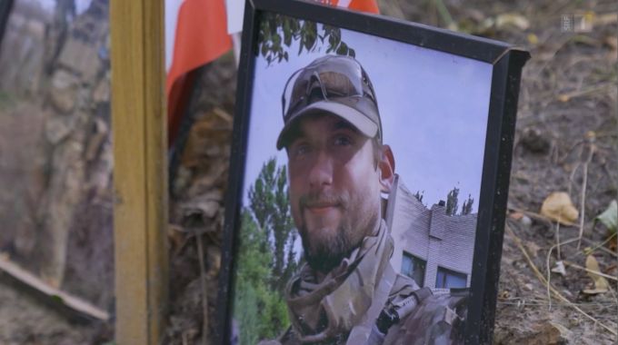 Daniel überlebte seine Verletzungen nicht, drei Stunden nach der Minenexplosion hörte er auf zu atmen. Jérôme und seine Kameraden sahen den Polen vor ihren Augen sterben. Ukraine-Krieg