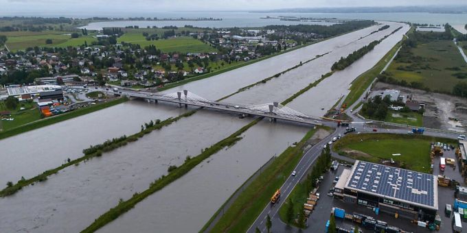 Die Rheinvorländer, Überlaufbecken bei Hochwasser des Rheins, sind vor der Mündung in den Bodensee bis zu den Aussendämmen gefüllt. Die Rheinvorländer, Überlaufbecken bei Hochwasser des Rheins, sind vor der Mündung in den Bodensee bis zu den Aussendämmen gefüllt.