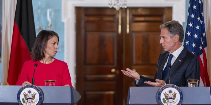 Annalena Baerbock (l.) und Antony Blinken (r.)bei ihrer gemeinsamen Rede. Annalena Baerbock Antony Blinken