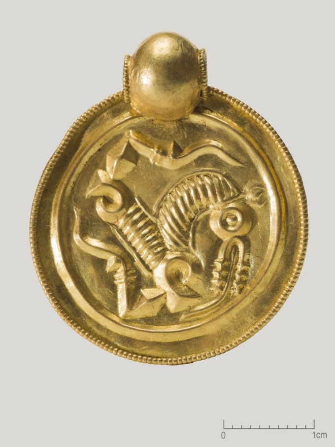 Einer der neun Goldmedaillons, die am 6. September in Norwegen entdeckt wurden. Goldmedaillon