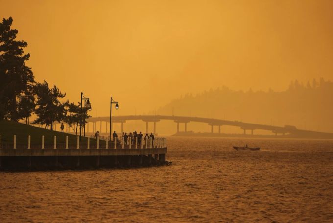 Die Stadt Kenowa in Kanada ist vom Rauch des Waldbrands umgeben. Kanada Waldbrand Kenowa