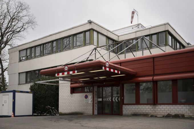 Der Eingang zur Notaufnahme des Berner Tiefenauspitals. Im Frühling hatte die Inselgruppe die Schliessung des Standorts bekanntgegeben. Tiefenau
