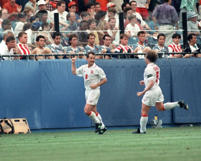 Georges Bregy schiesst die Schweiz gegen die USA an der WM 1994 in Front. FC Basel