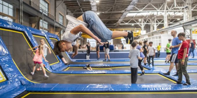 Kinder spielen in einem Trampolinpark. (Symbolbild) Kinder