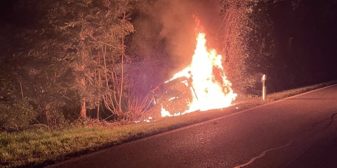 VW- Passat fängt nach Unfall in Merenschwand Feuer. Unfall in Merenschwand