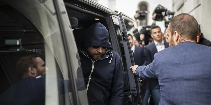 Der 45-jährige Angeklagte stieg am Dienstagmorgen aus einem Fahrzeug vor dem Gerichtsgebäude in St. Gallen.