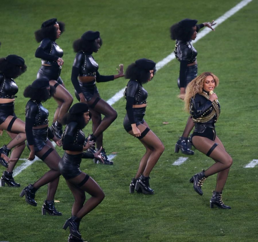 Beyoncé bei einem Auftritt auf dem Rasen der NFL Super Bowl.